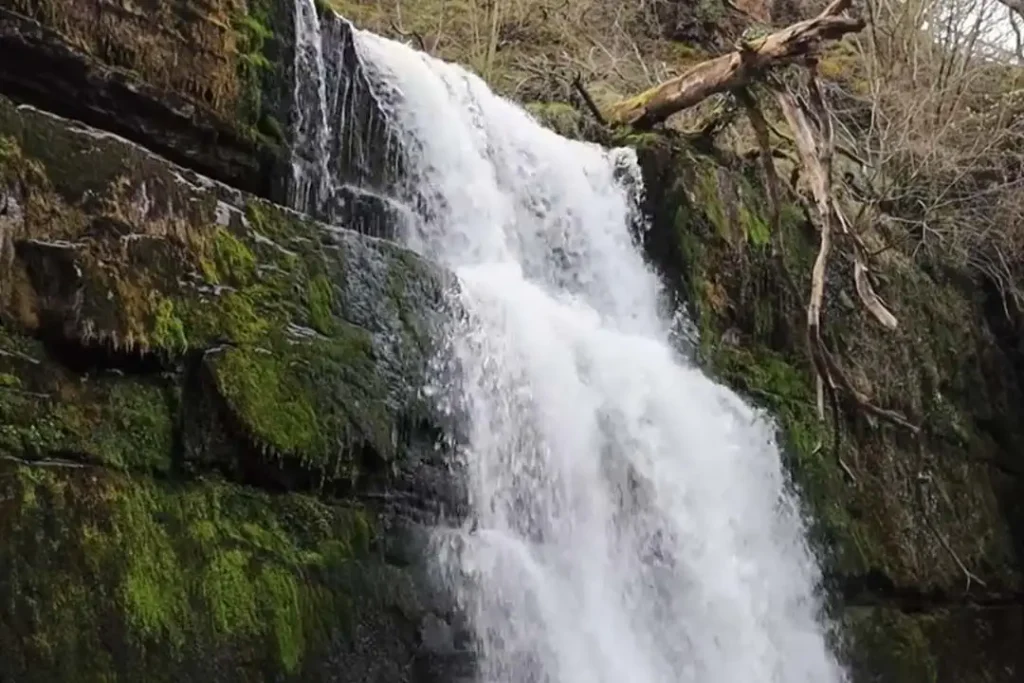 Sgwd Clun-Gwyn waterfall